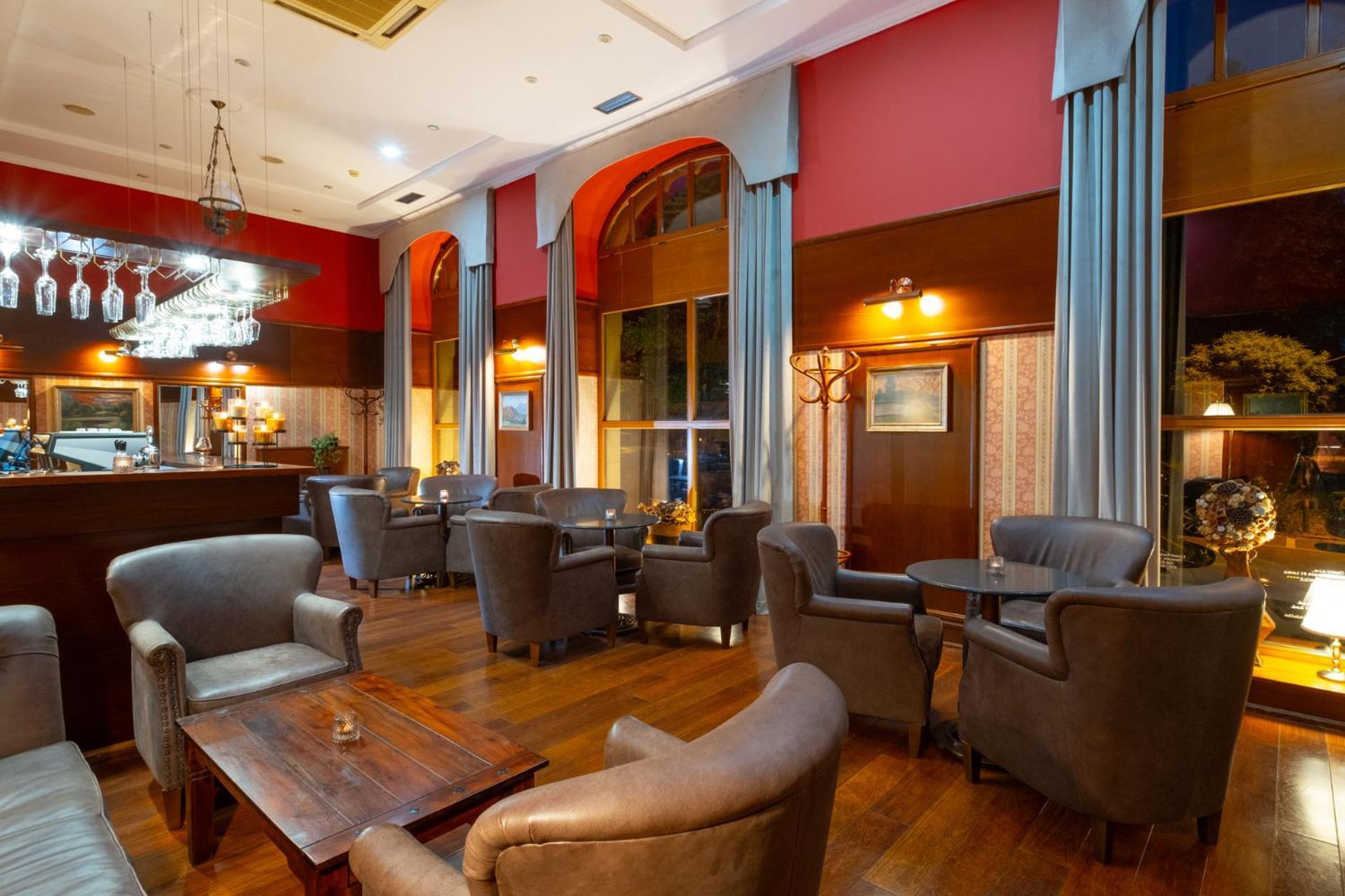 Hotel Golden Eagle Levice Exterior foto