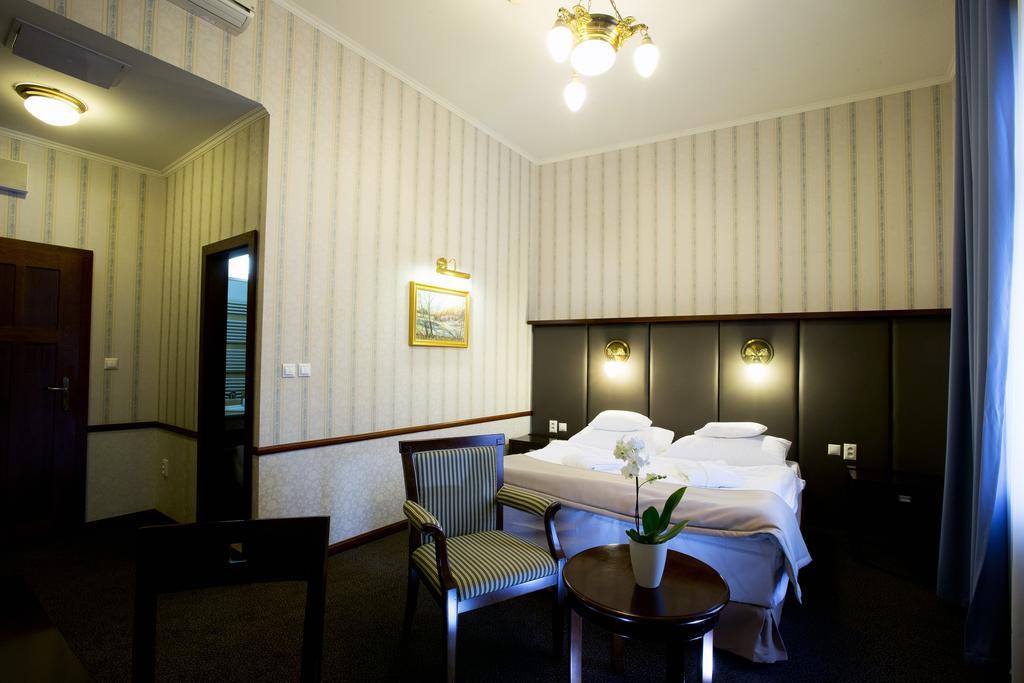 Hotel Golden Eagle Levice Quarto foto